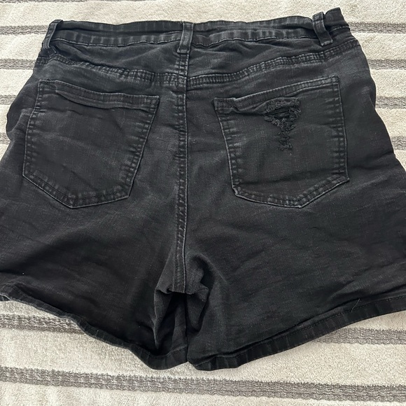 Shorts - Picture 3 of 4